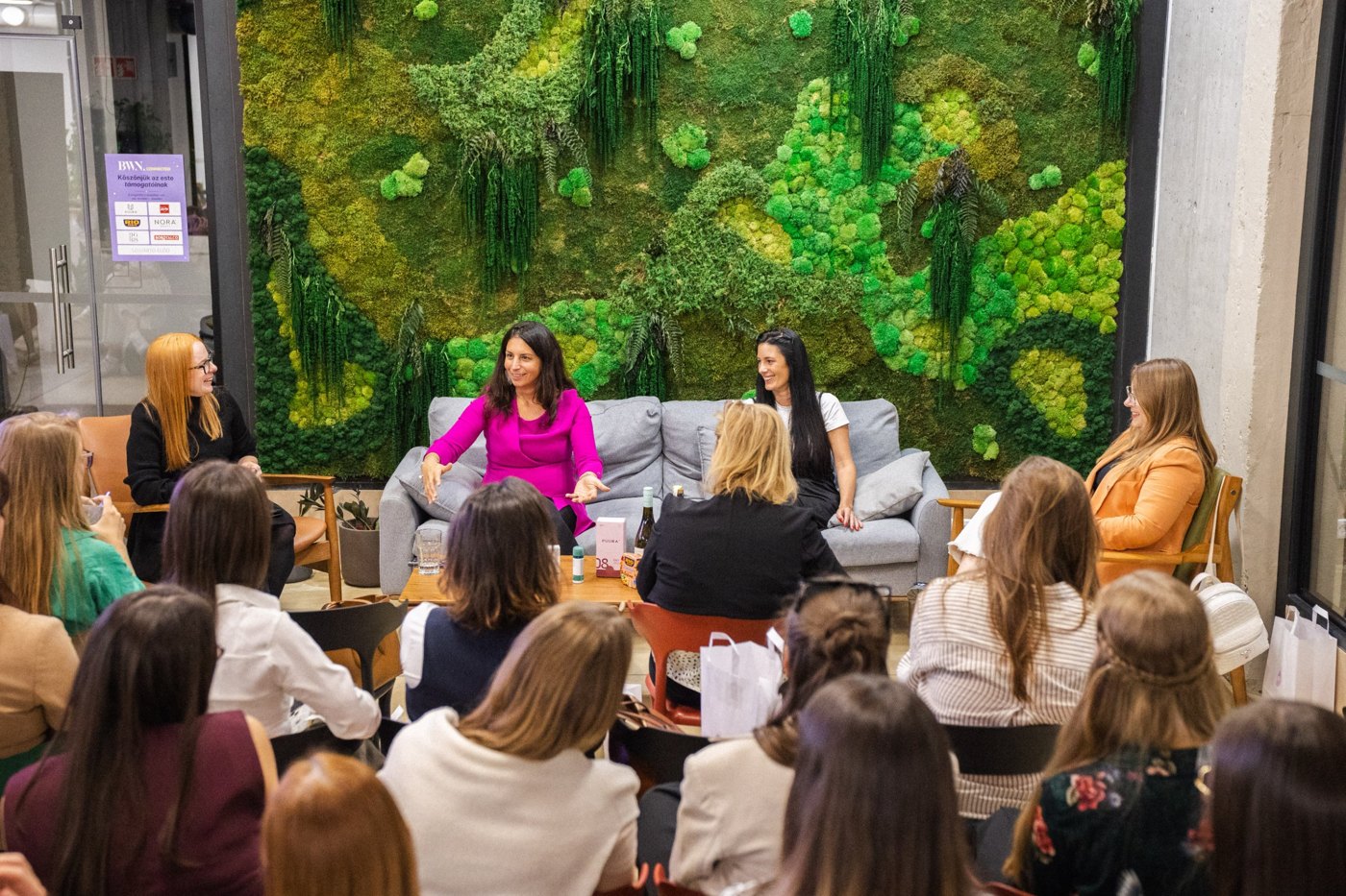 Business Women's Network kerekasztal: panelbeszélgetés a közönség előtt